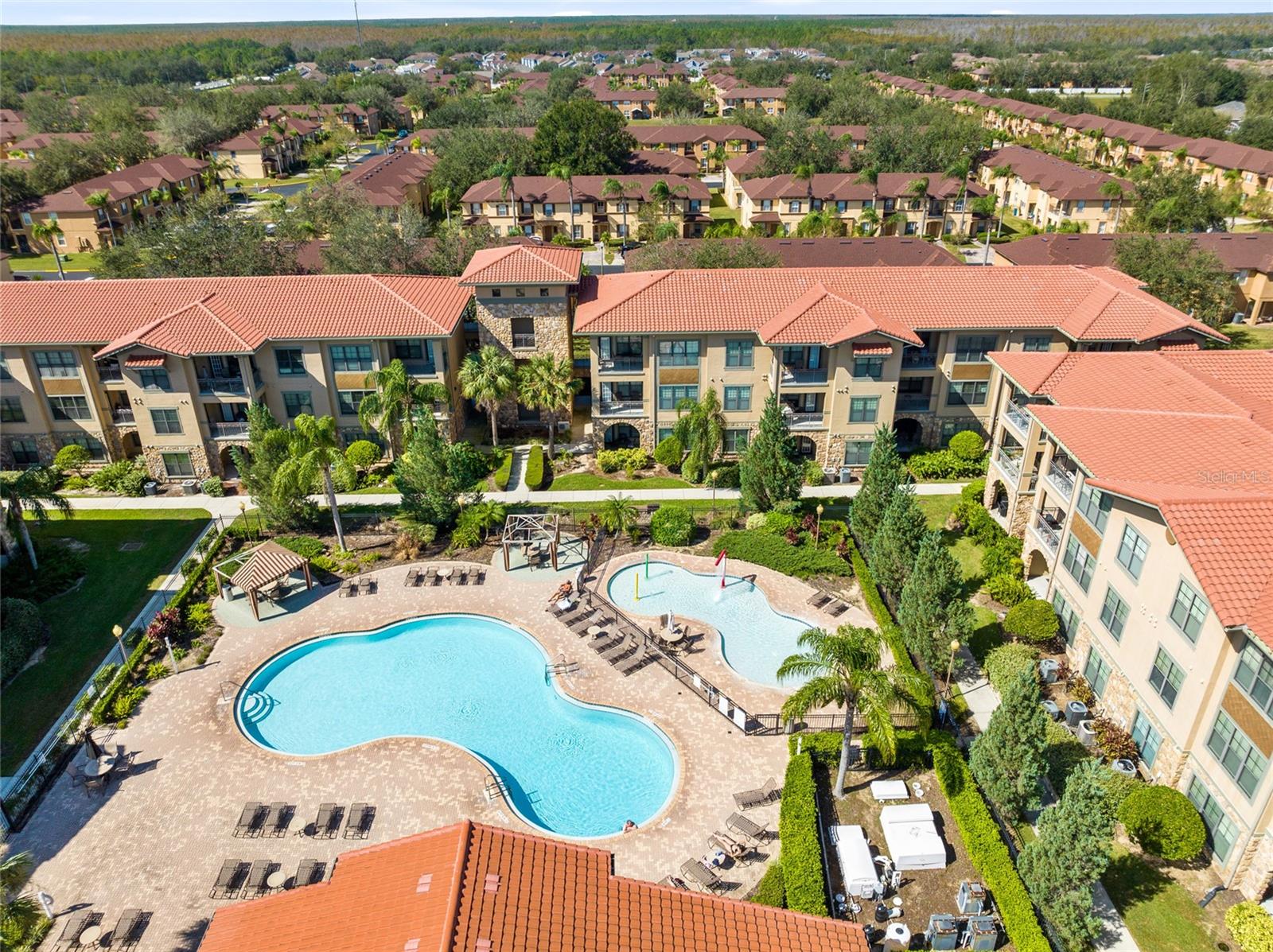 Image 20 of 29 For 906 Charo Parkway 433