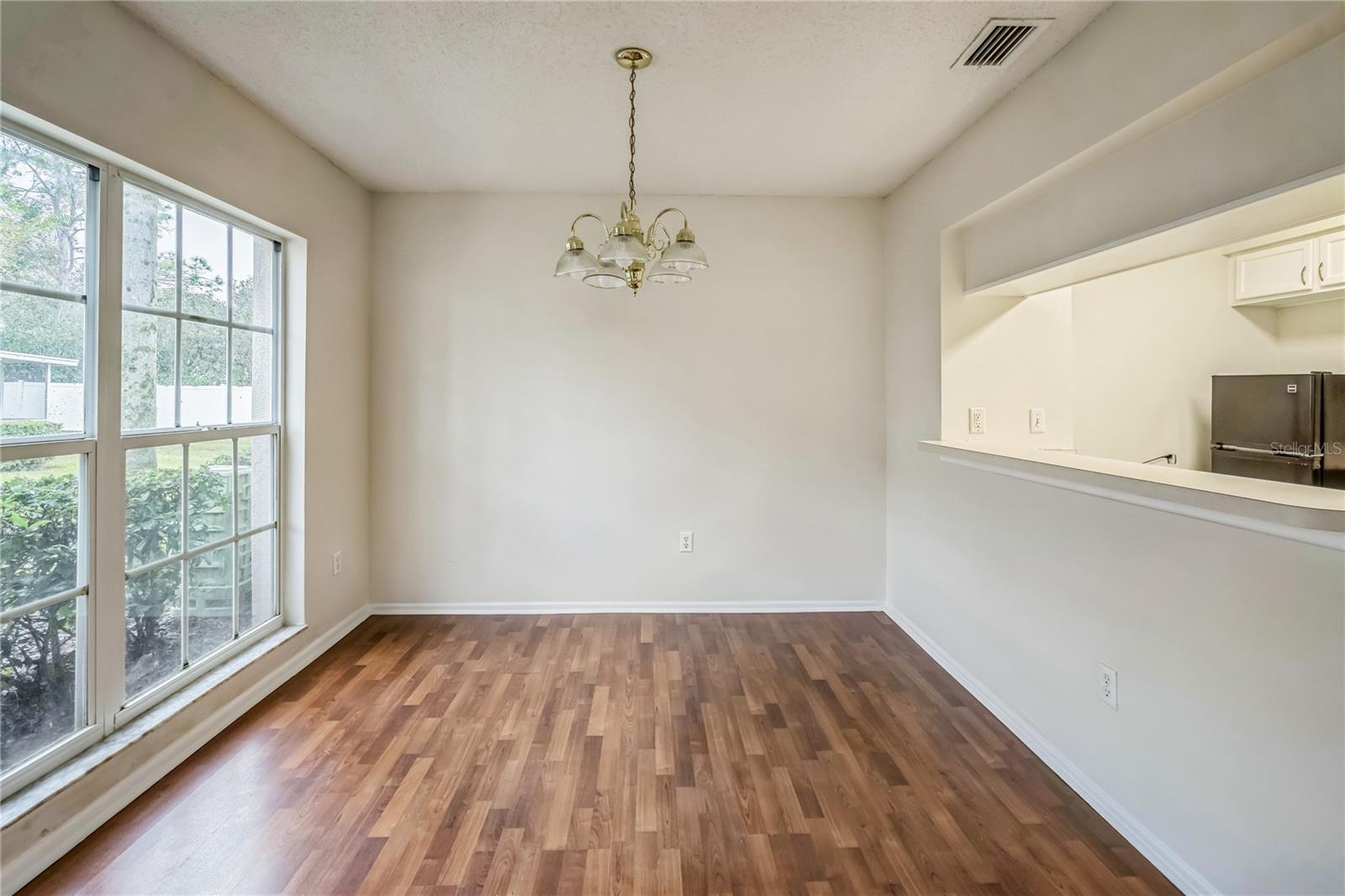 Image 5 of 15 For 523 Kensington Lake N