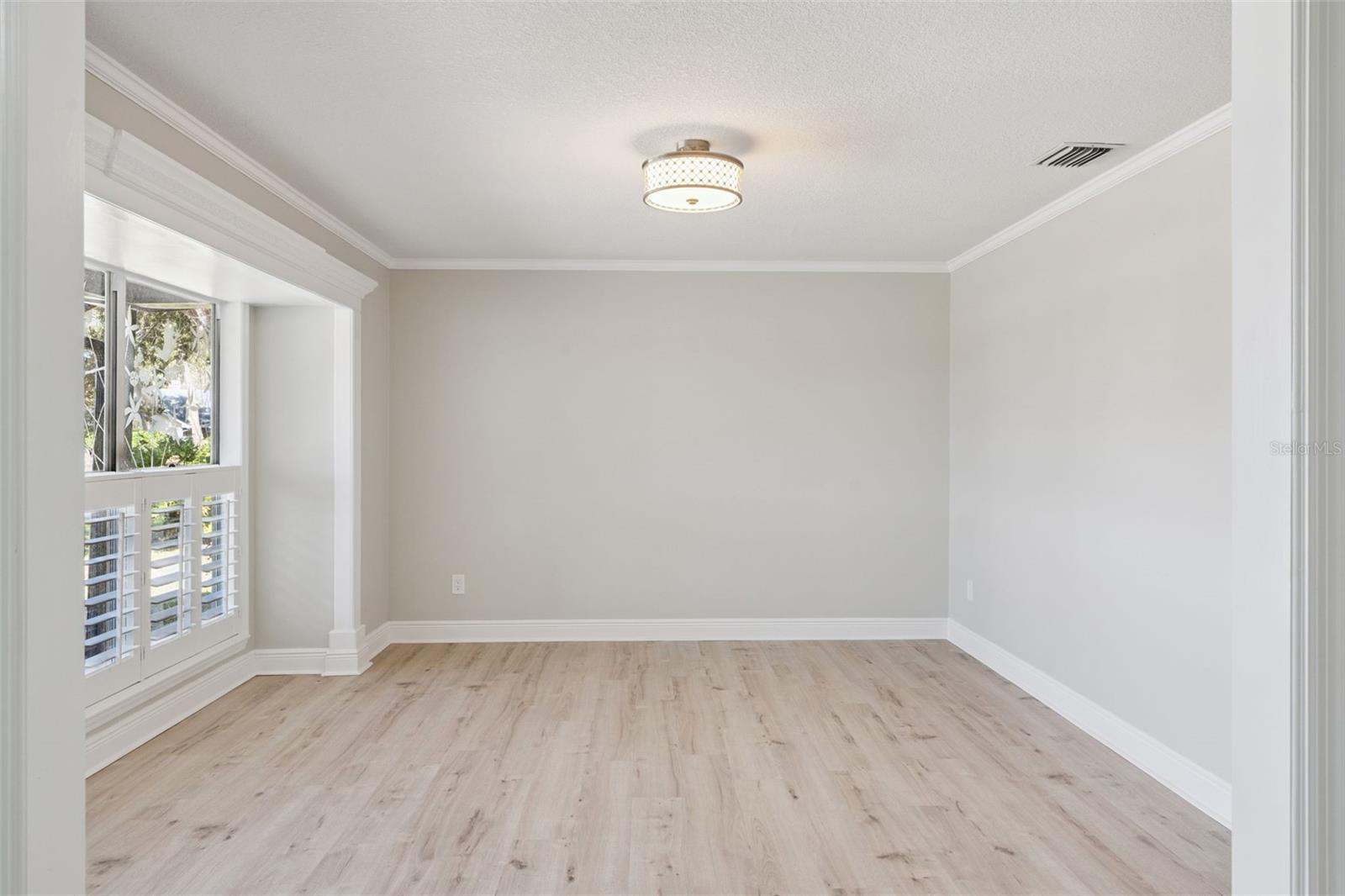 Image 5 of 48 For 305 Chase Court