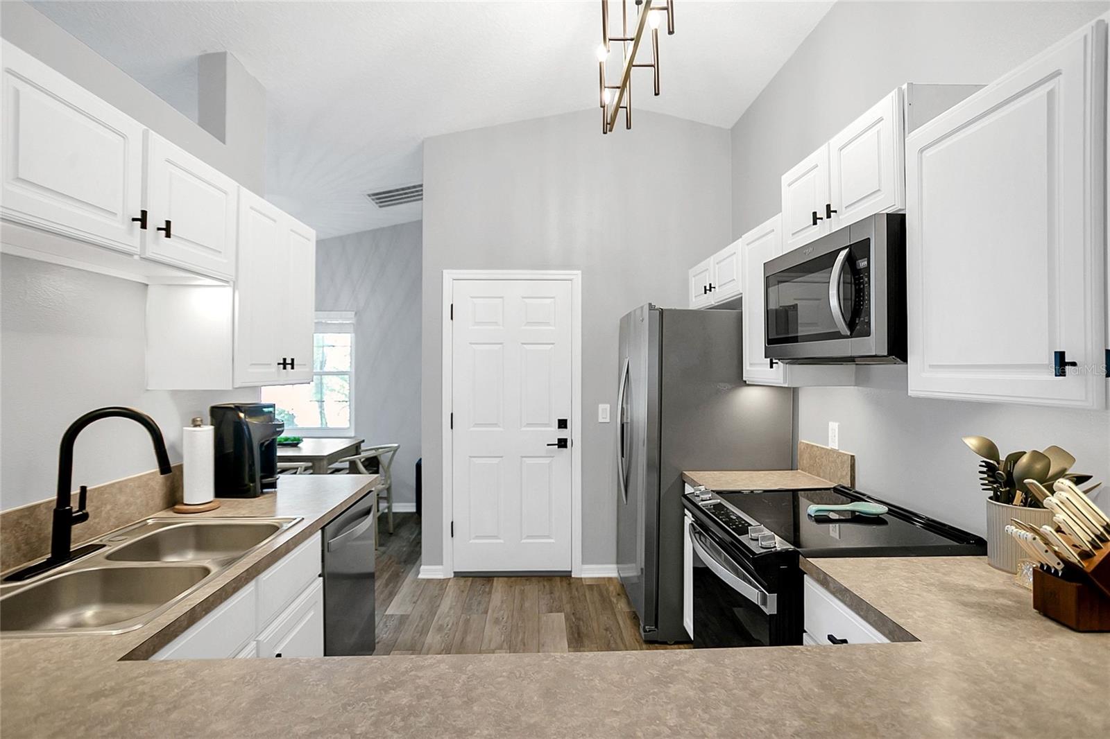 Image 10 of 31 For 1367 Willow Crest Dr