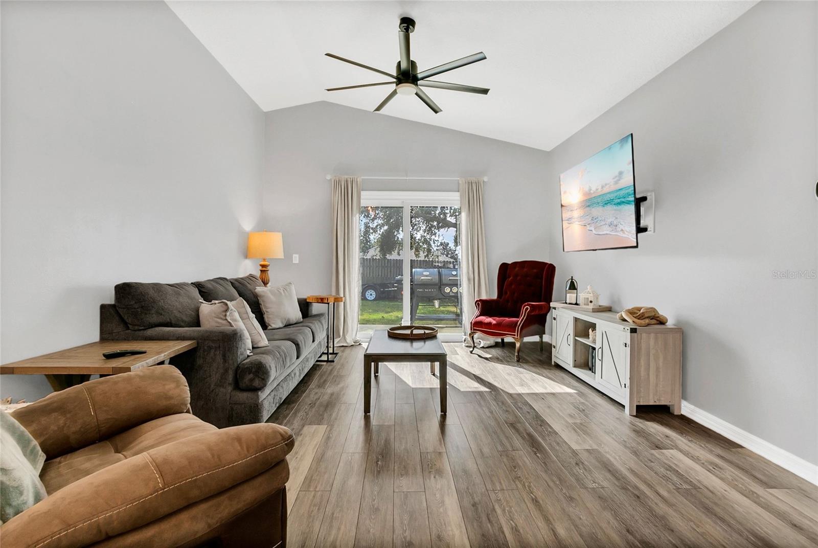 Image 5 of 31 For 1367 Willow Crest Dr