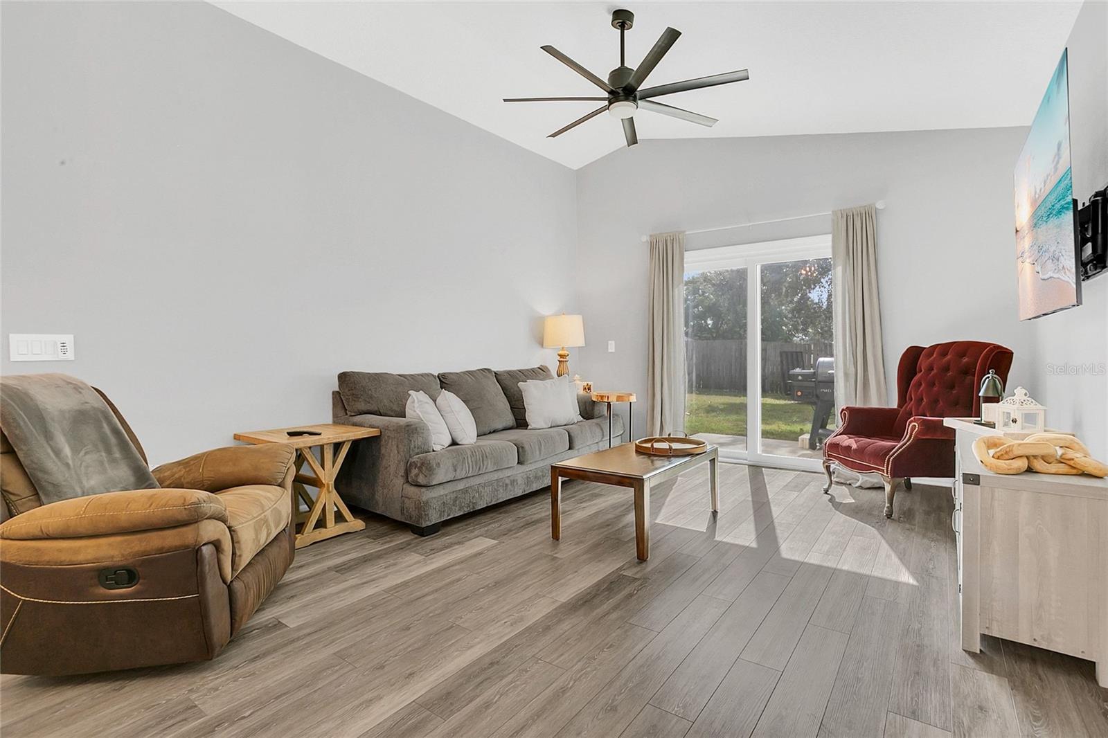 Image 6 of 31 For 1367 Willow Crest Dr