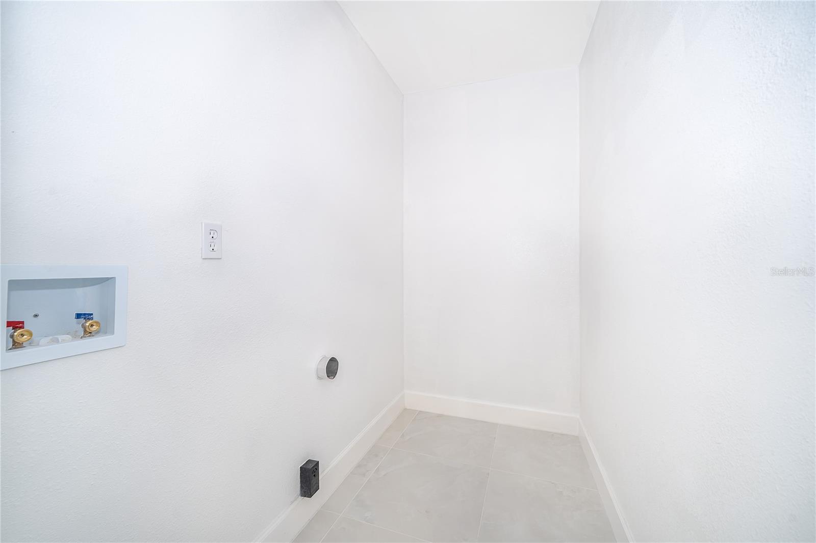 Image 19 of 25 For 146 Exeter Avenue