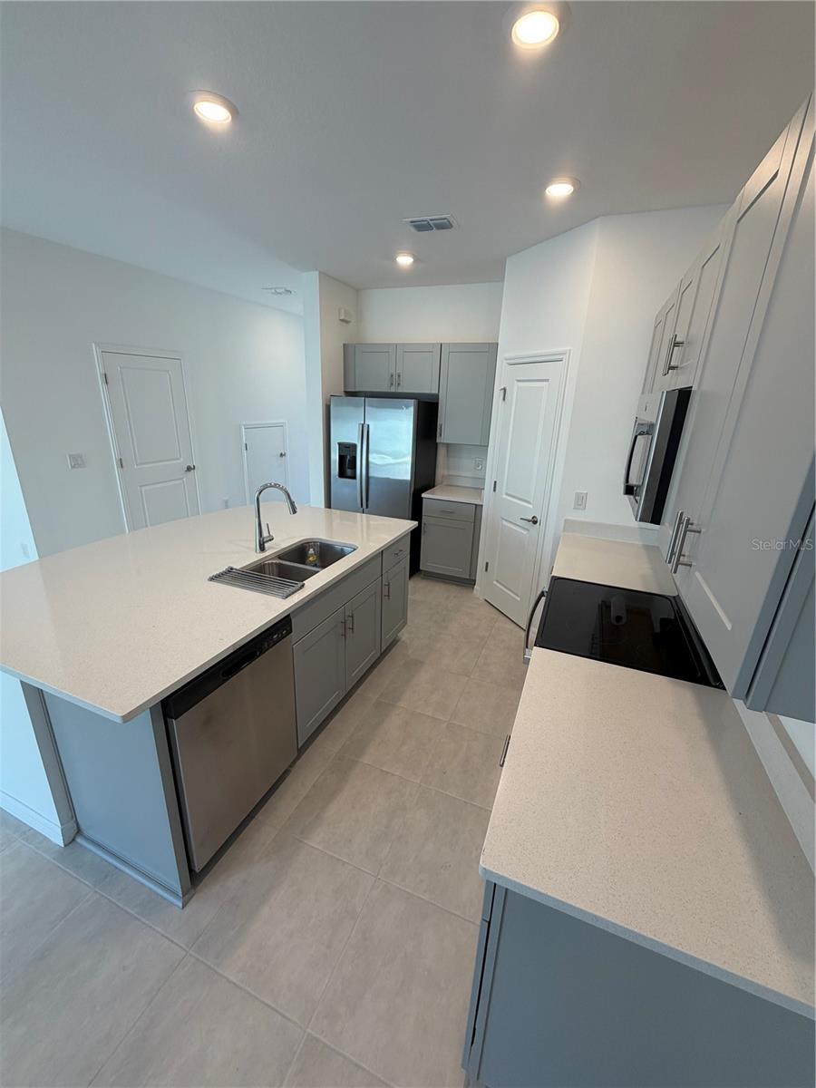 Image 3 of 25 For 2914 Canary Avenue