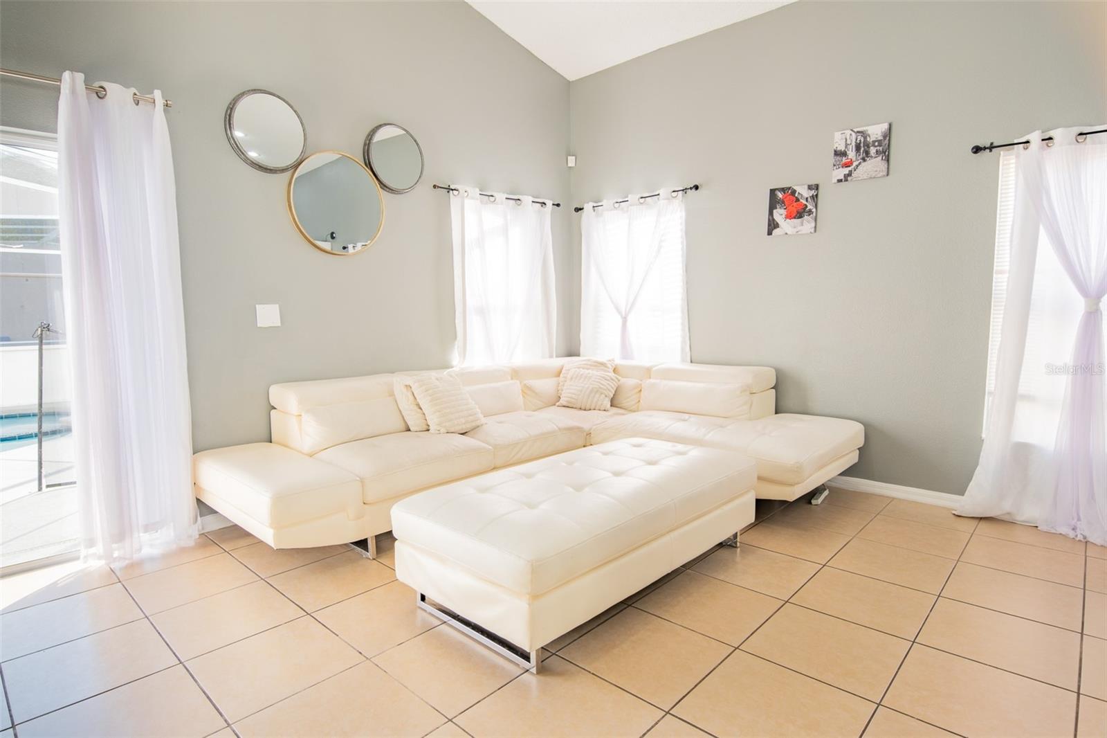 Image 49 of 77 For 865 Bloomingdale Drive