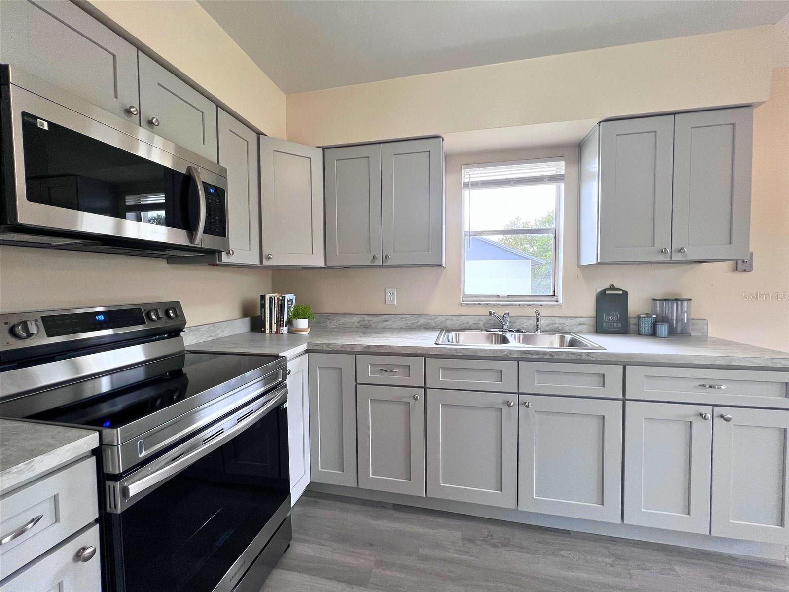 Image 5 of 17 For 52 Fairfax Avenue