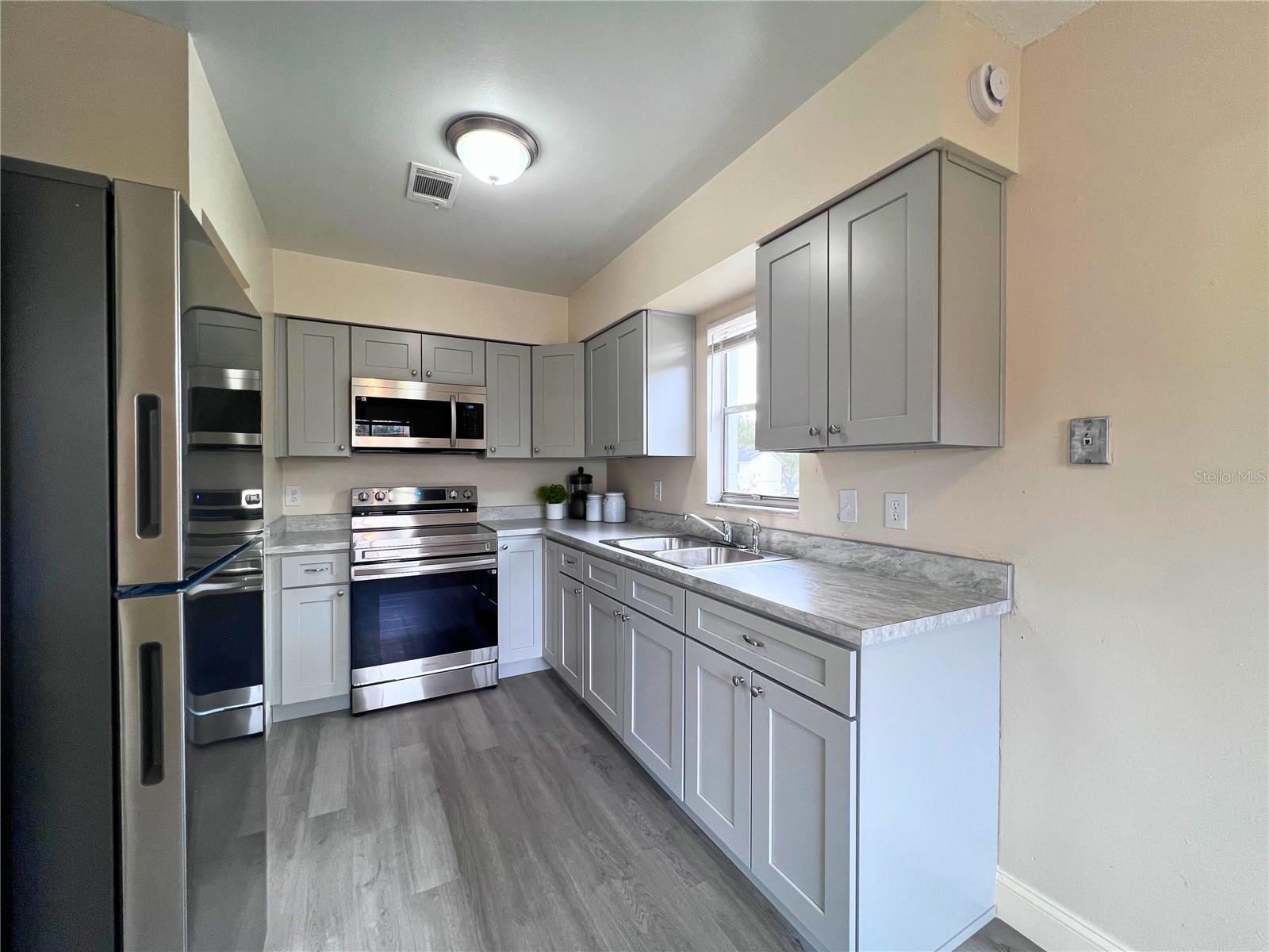 Image 6 of 17 For 52 Fairfax Avenue