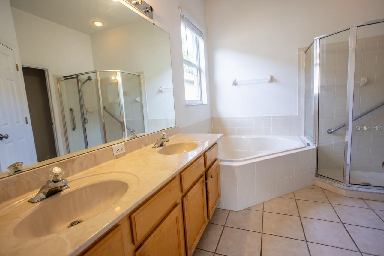 Image 11 of 25 For 985 Ridgemount Place