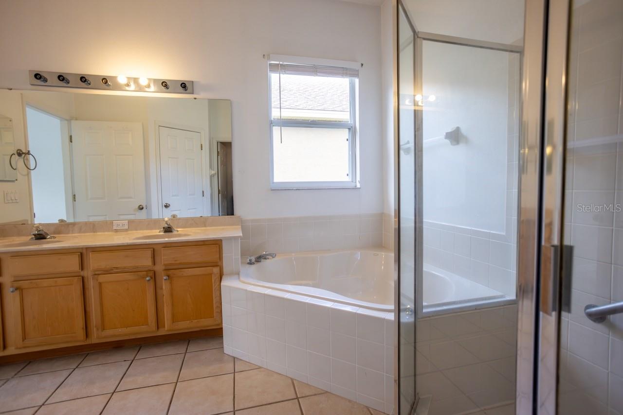Image 12 of 25 For 985 Ridgemount Place