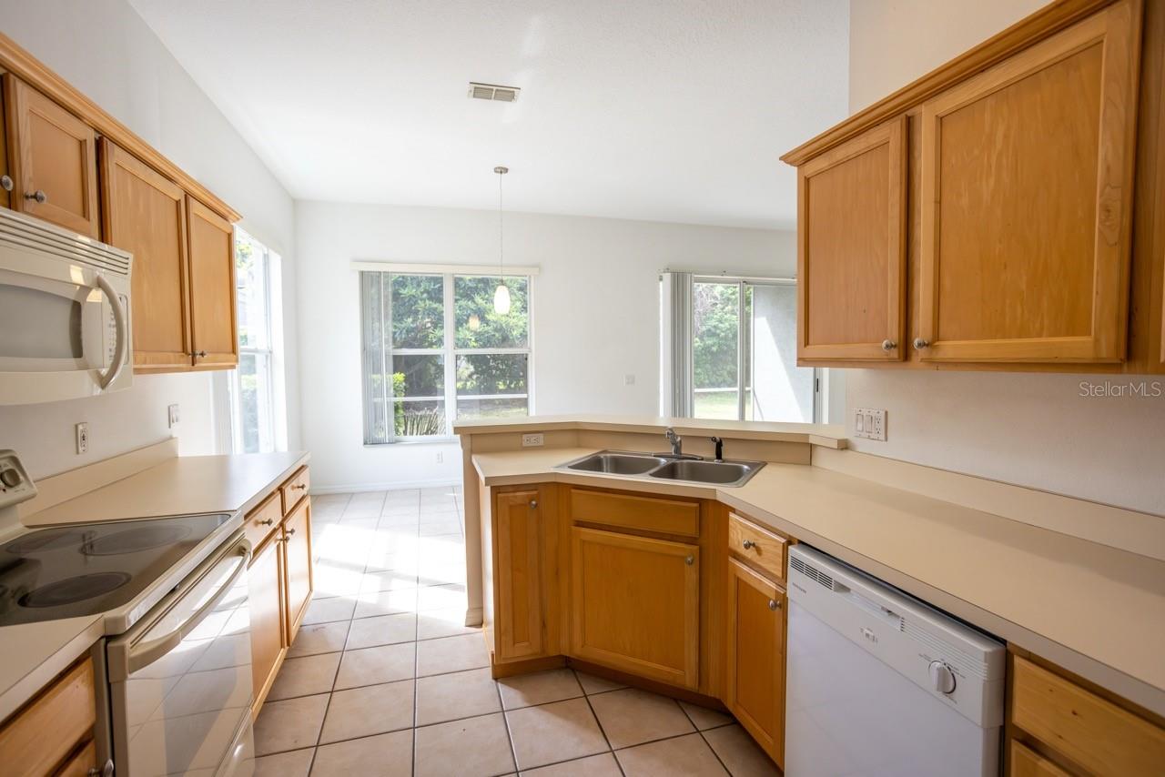 Image 6 of 25 For 985 Ridgemount Place