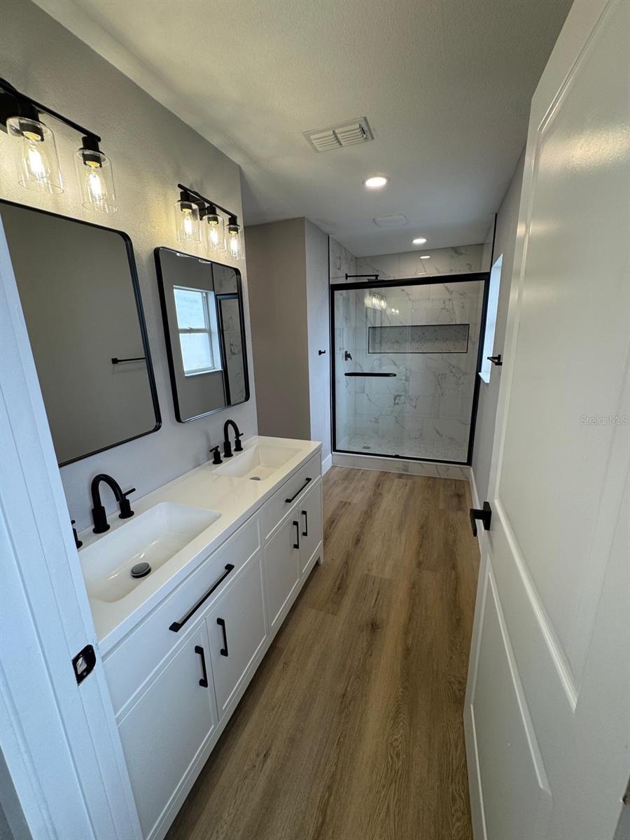 Image 24 of 42 For 1921 Emily Boulevard