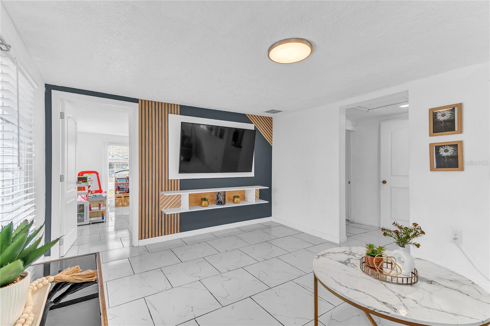 Image 8 of 23 For 2121 Woodland Drive