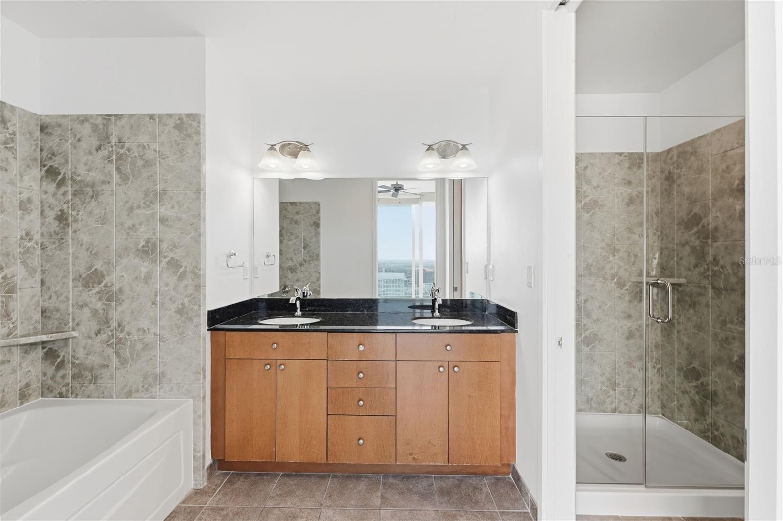 Image 28 of 46 For 150 Robinson Street 2406