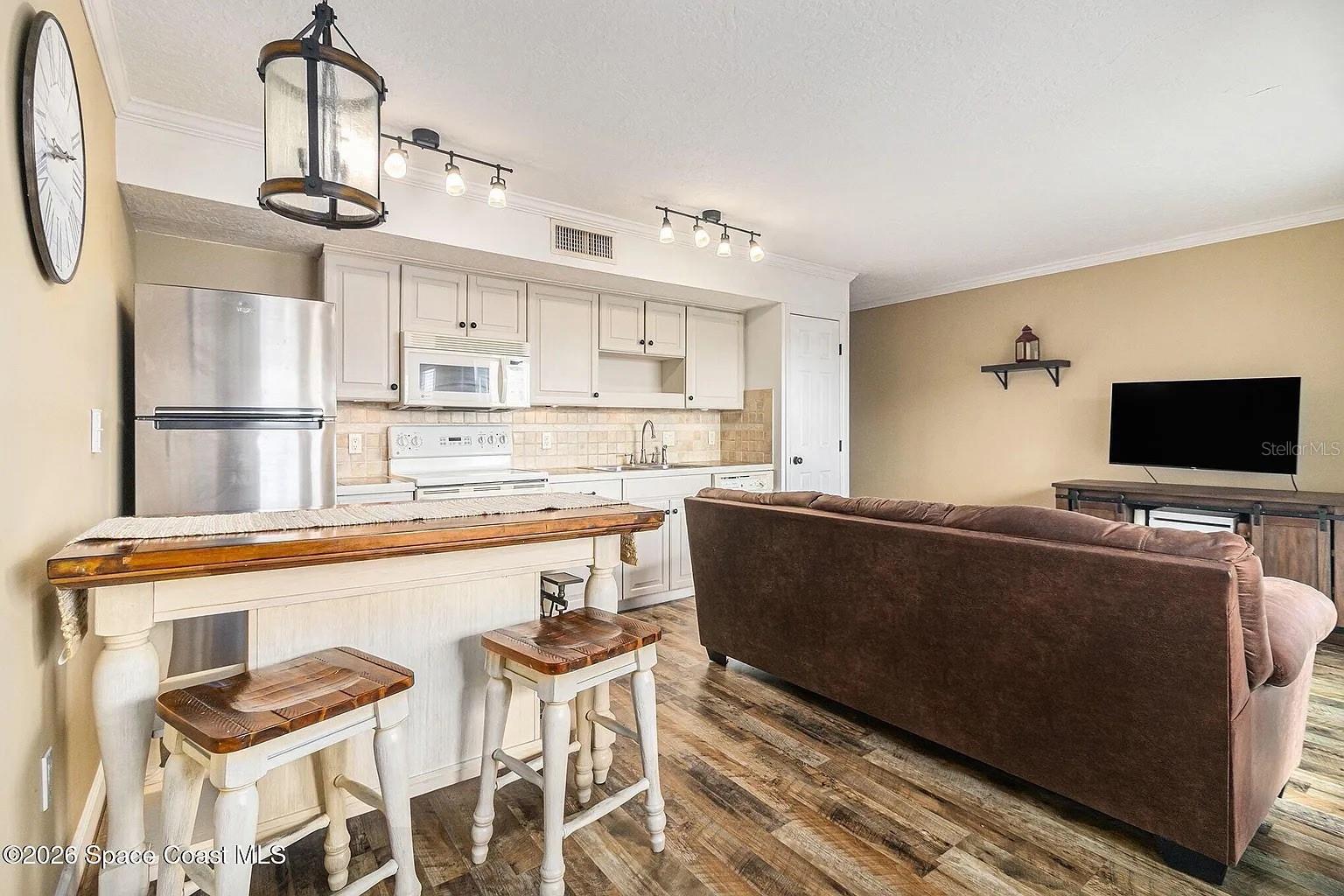 Image 7 of 26 For 1209 New Haven Avenue 404