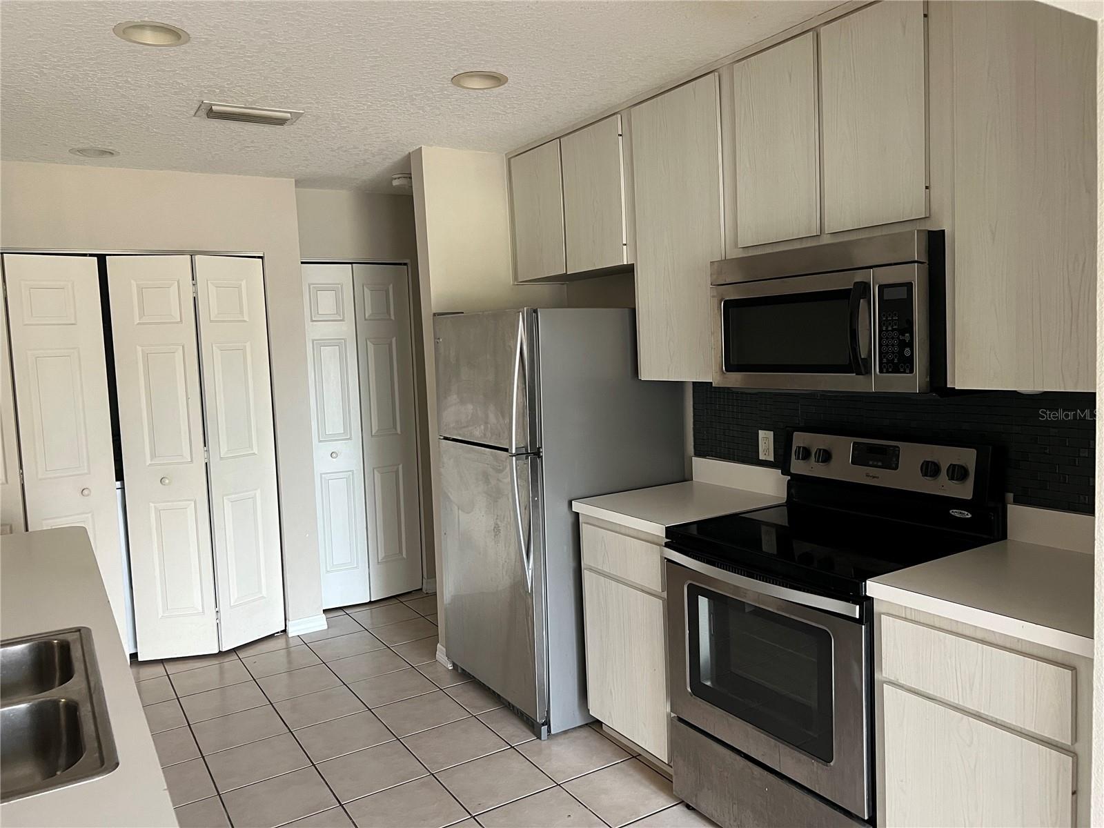 Image 4 of 15 For 1033 Willow Drive