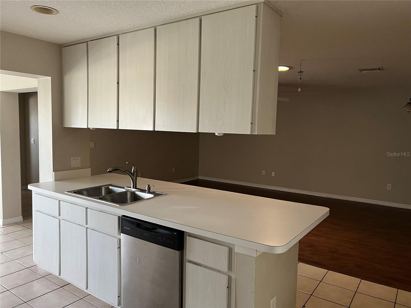 Image 5 of 15 For 1033 Willow Drive