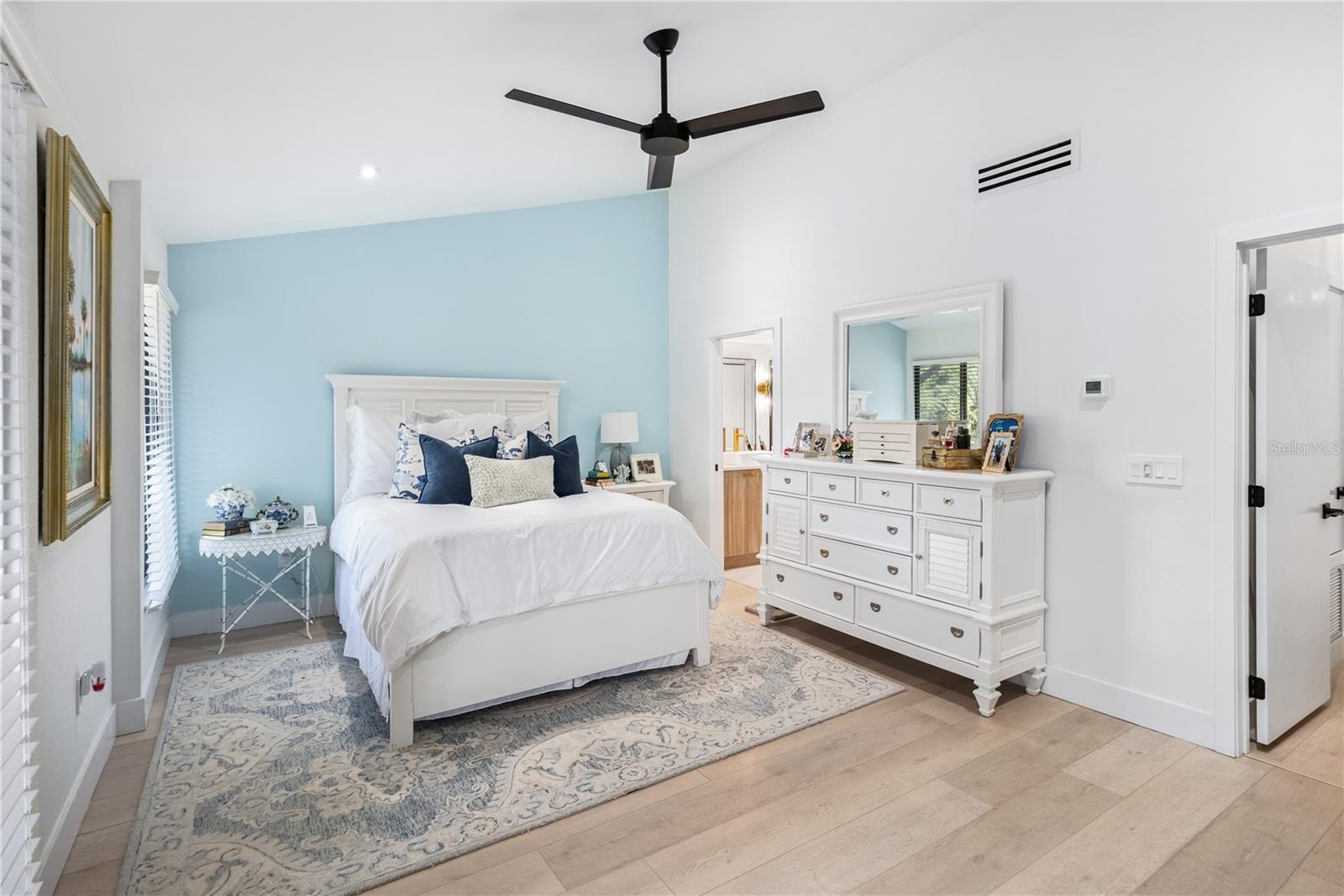 Image 19 of 37 For 568 Osceola Avenue 15