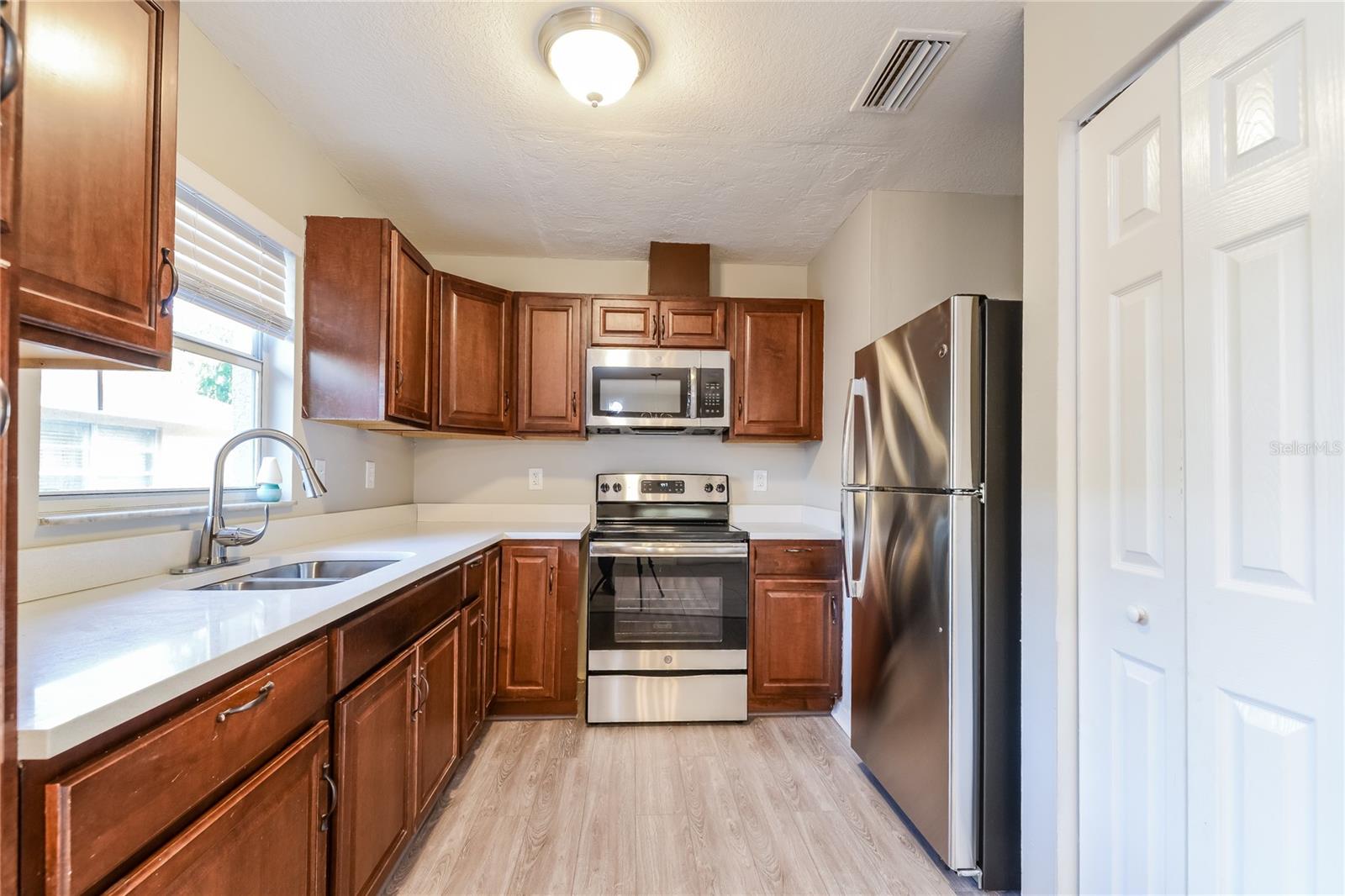 Image 6 of 16 For 1706 17th Avenue Drive E