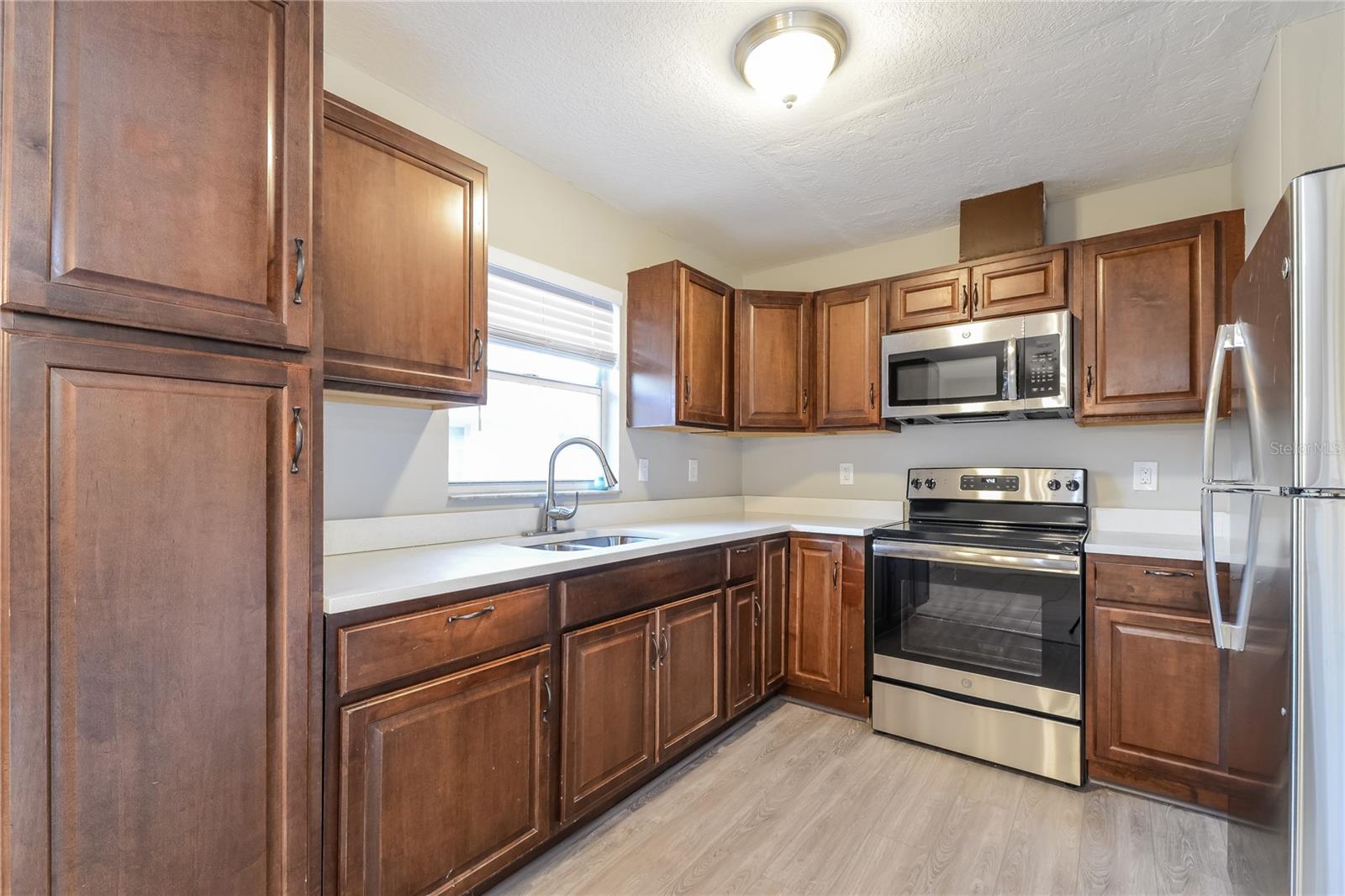 Image 7 of 16 For 1706 17th Avenue Drive E