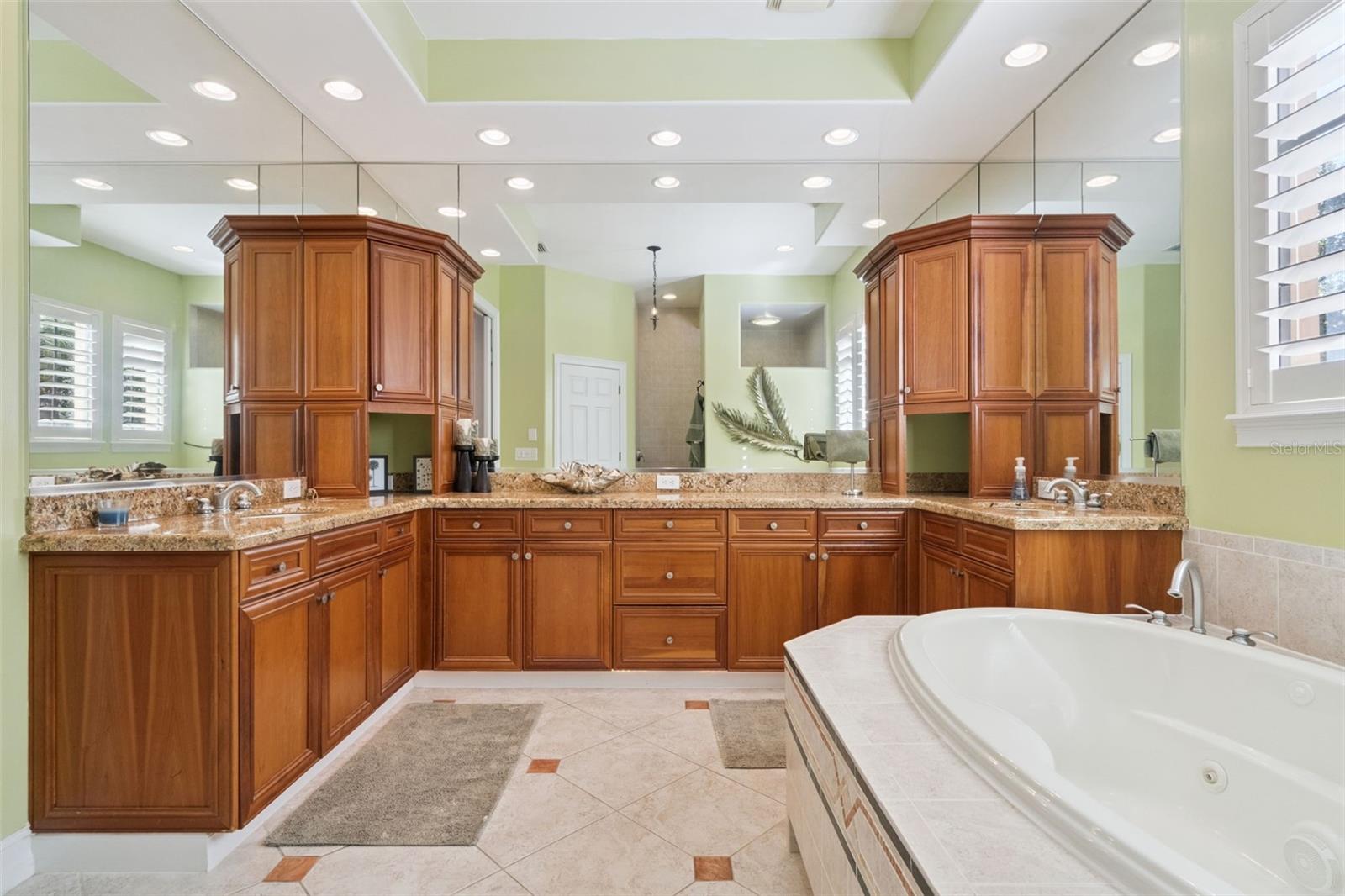 Image 23 of 97 For 799 Oak Shadows Road