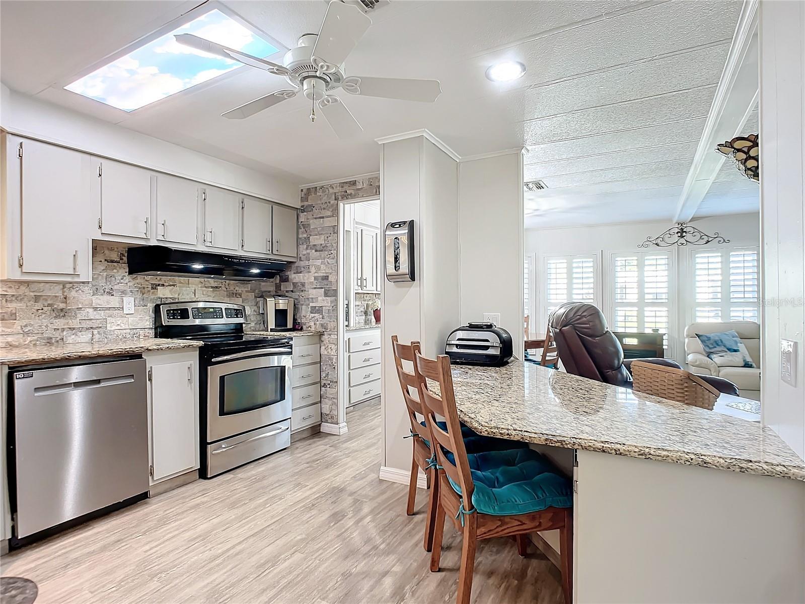 Listing photo id 9 for 812 Swallow Lane M142