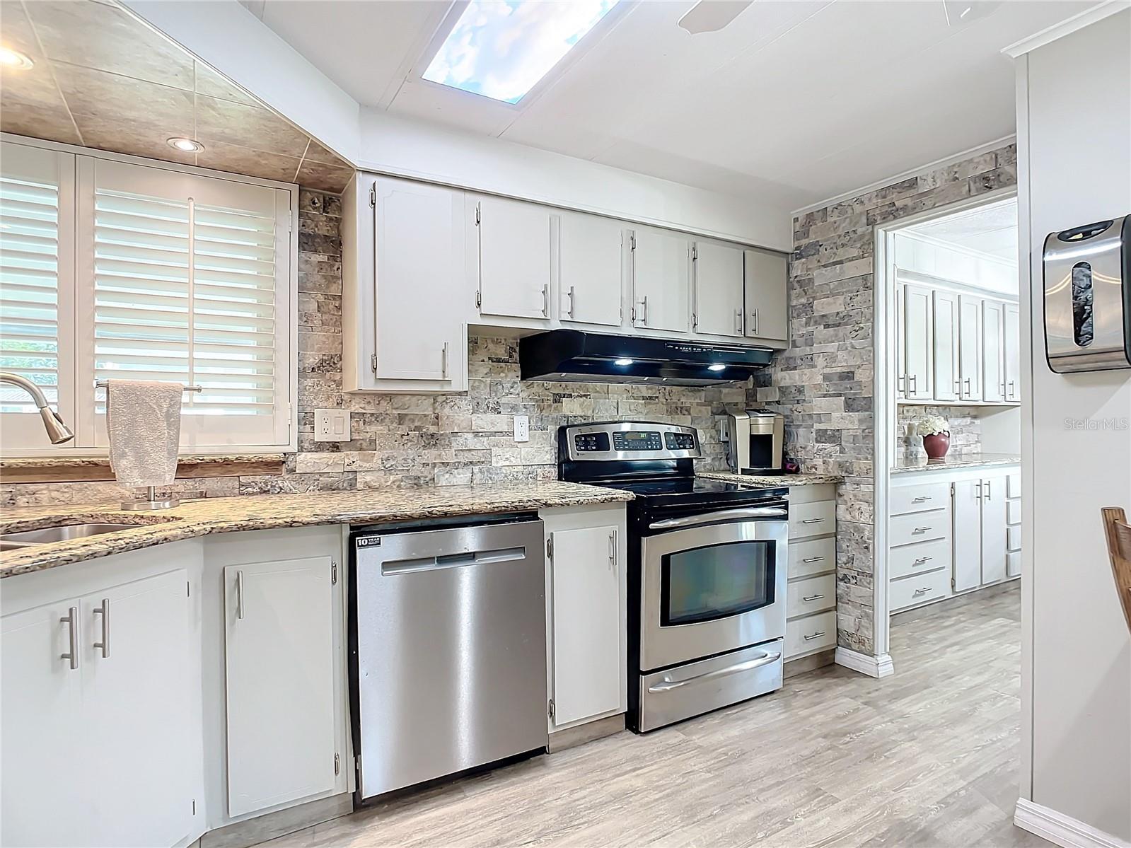 Listing photo id 10 for 812 Swallow Lane M142