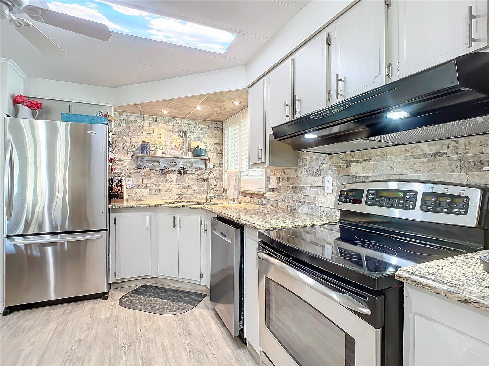 Listing photo id 11 for 812 Swallow Lane M142