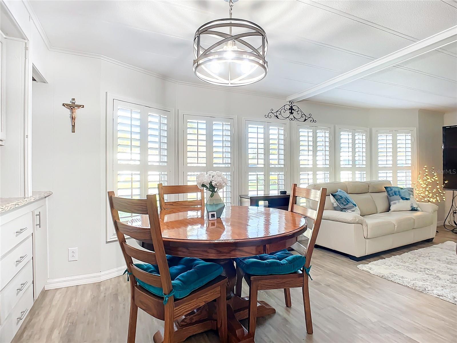 Listing photo id 12 for 812 Swallow Lane M142