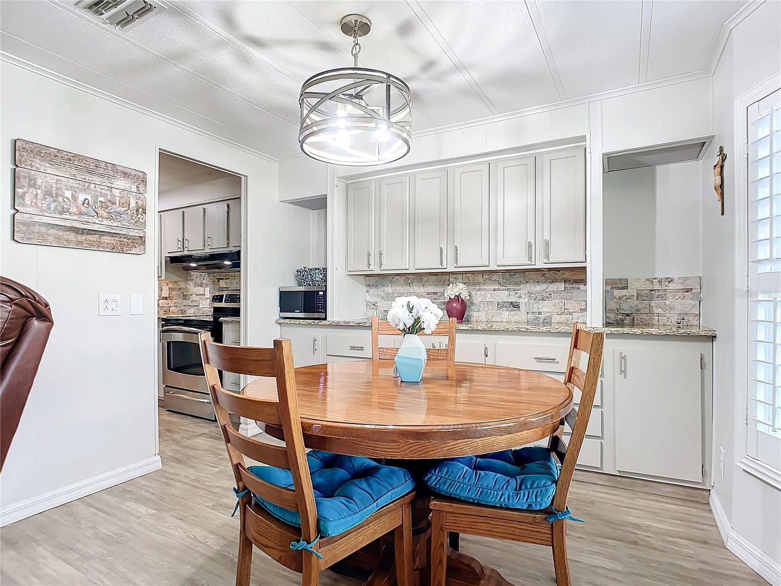 Listing photo id 13 for 812 Swallow Lane M142