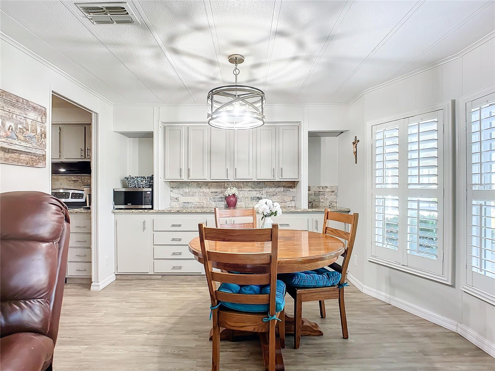 Listing photo id 14 for 812 Swallow Lane M142