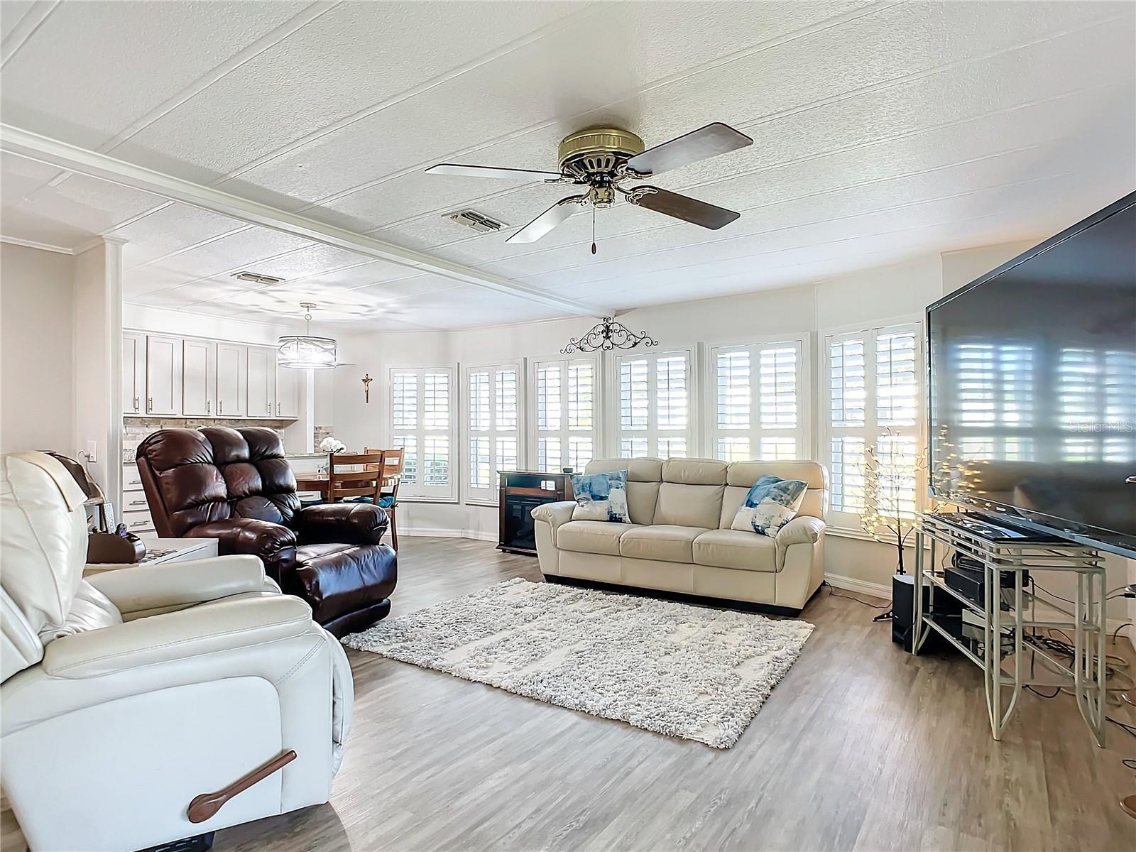 Listing photo id 16 for 812 Swallow Lane M142