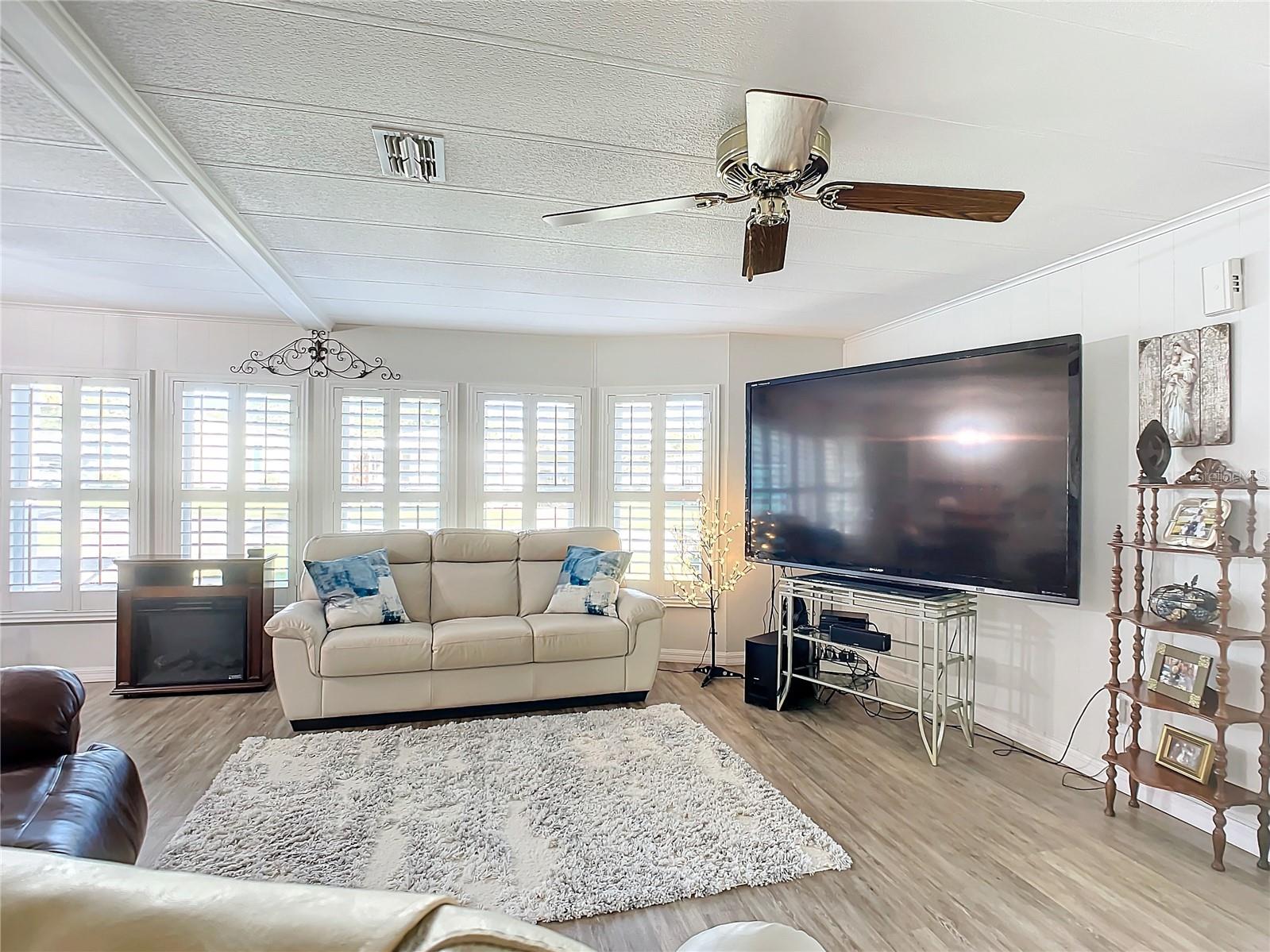 Listing photo id 17 for 812 Swallow Lane M142