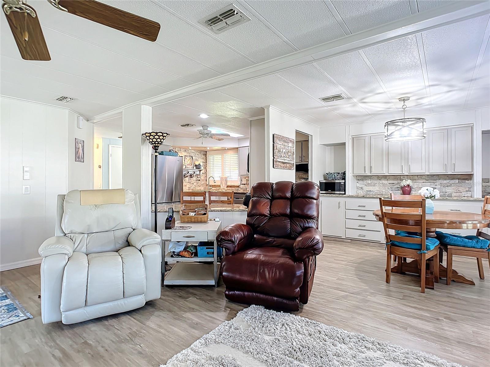 Listing photo id 18 for 812 Swallow Lane M142