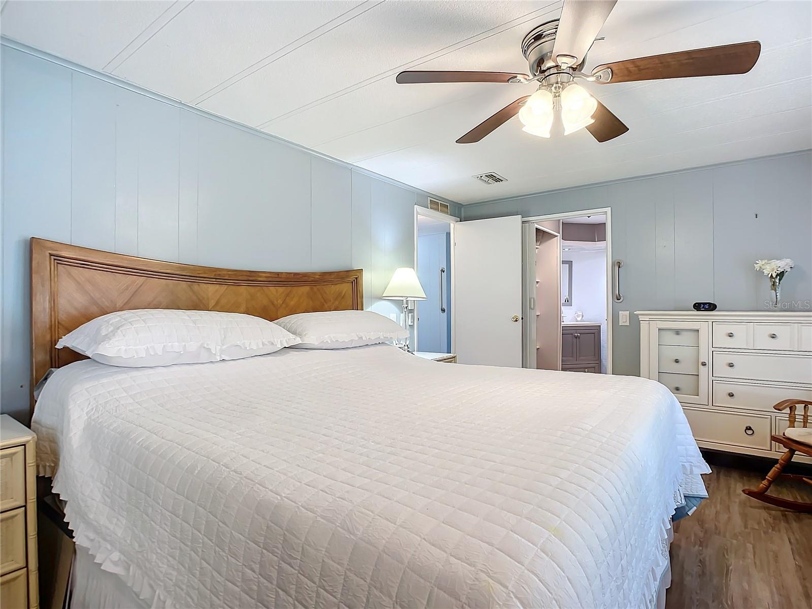 Listing photo id 24 for 812 Swallow Lane M142