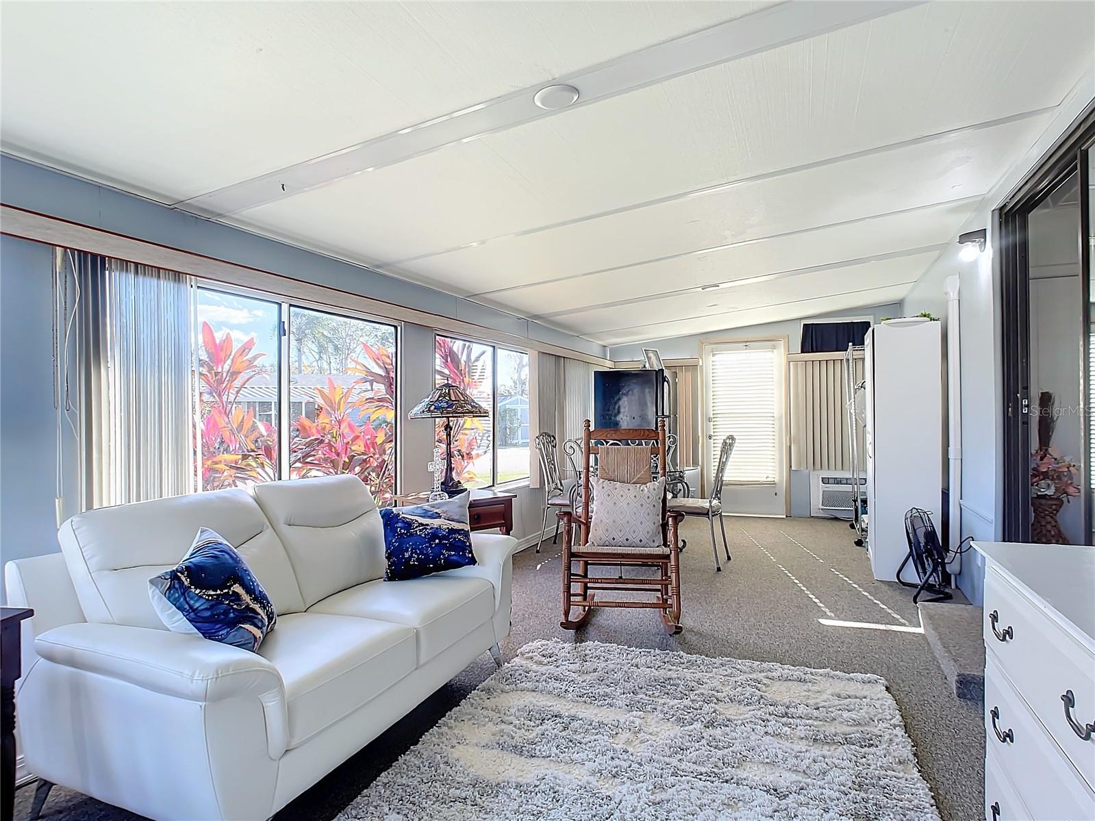 Listing photo id 5 for 812 Swallow Lane M142