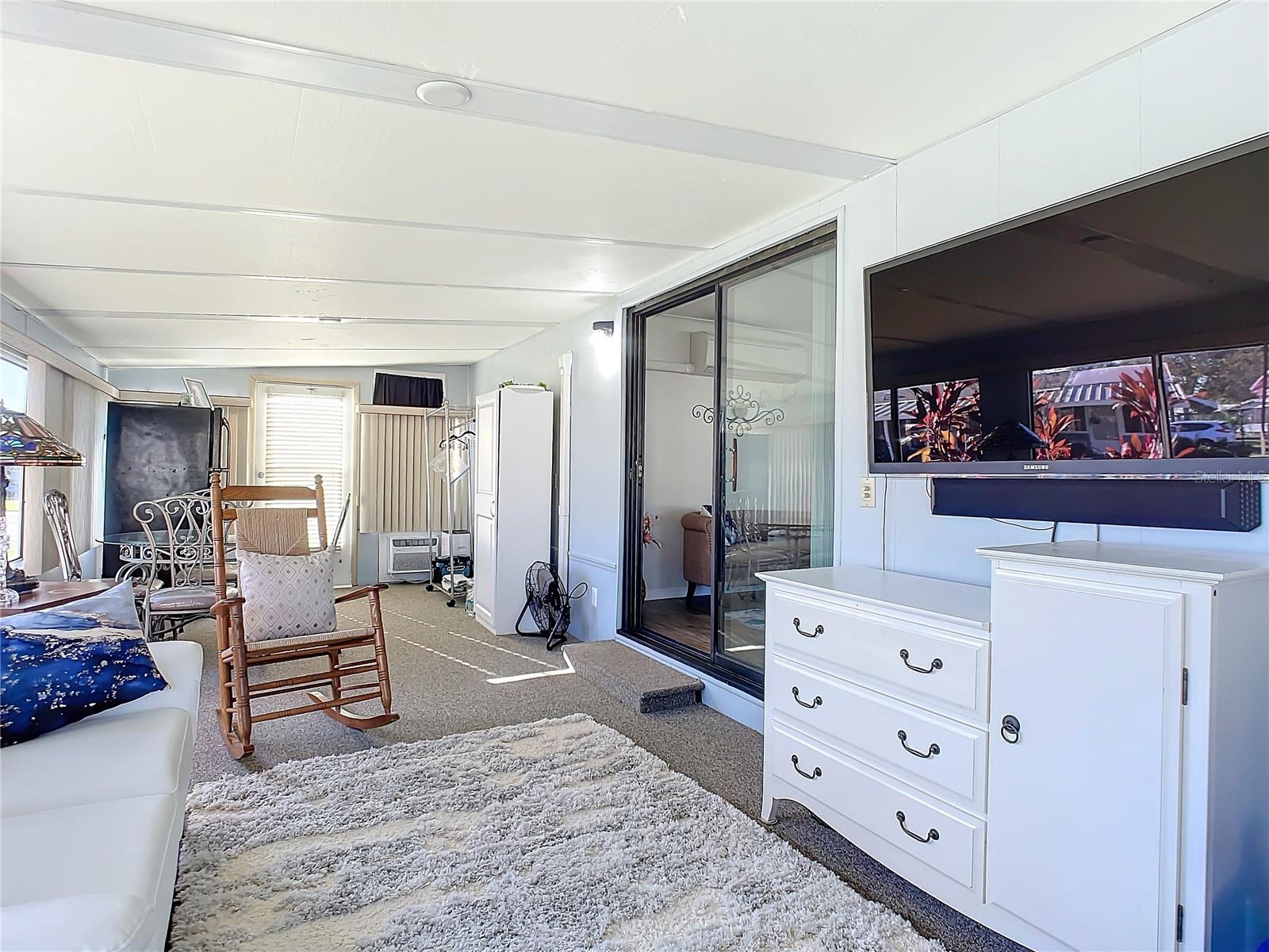 Listing photo id 6 for 812 Swallow Lane M142