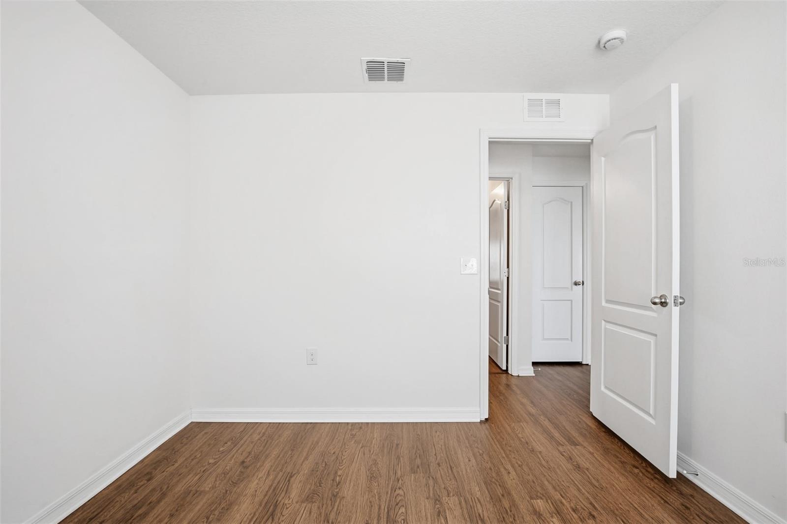 Image 27 of 39 For 733 Chatham Walk Drive