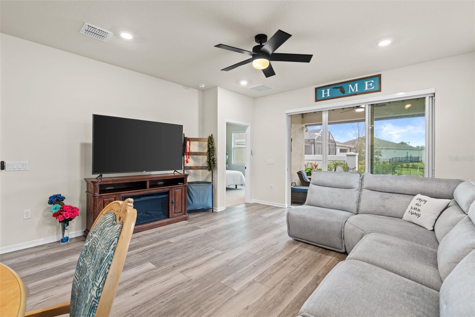 Image 15 of 60 For 13615 Splashing Isla Drive