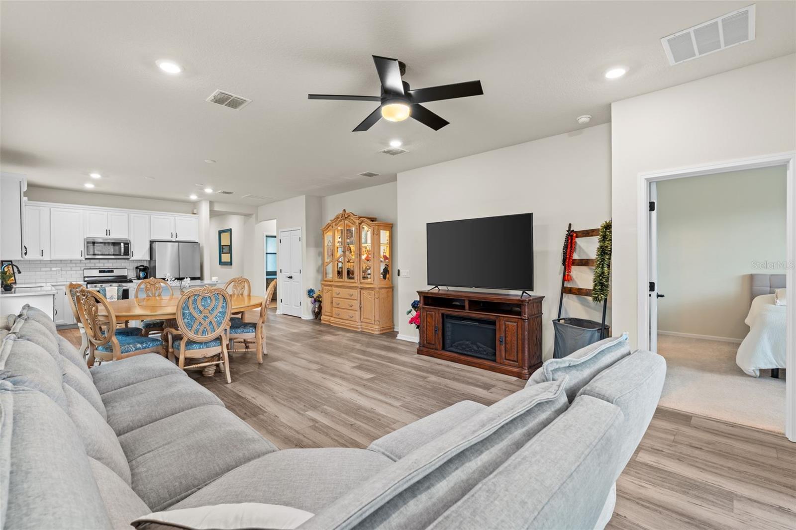 Image 17 of 60 For 13615 Splashing Isla Drive