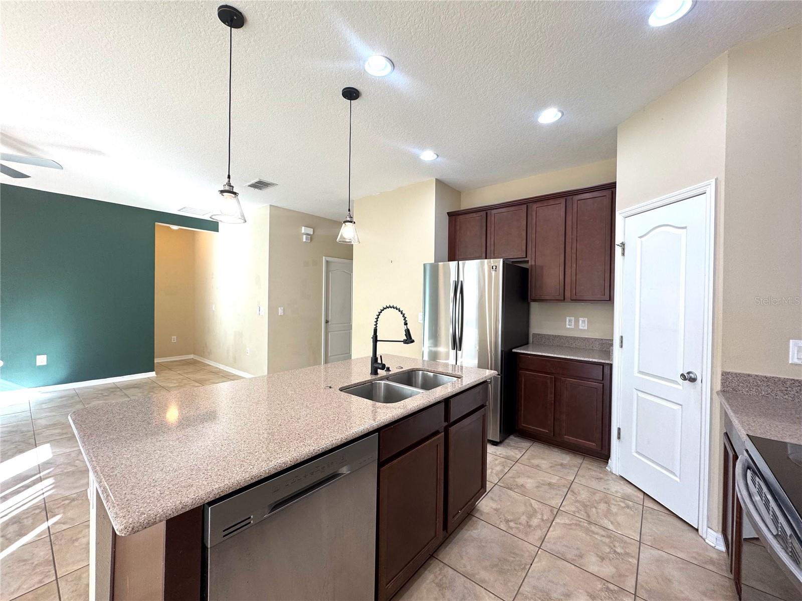 Image 4 of 21 For 215 Lakeshore Drive