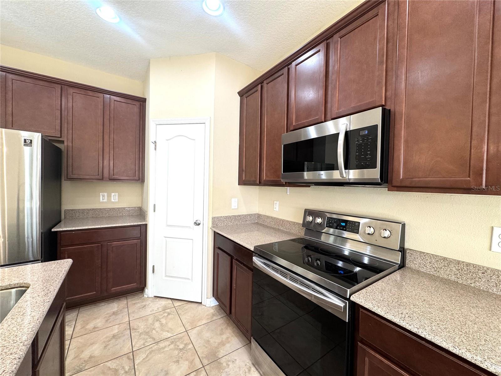 Image 5 of 21 For 215 Lakeshore Drive