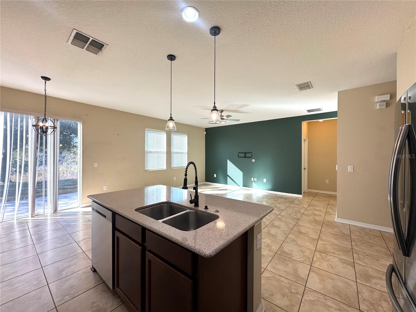 Image 6 of 21 For 215 Lakeshore Drive