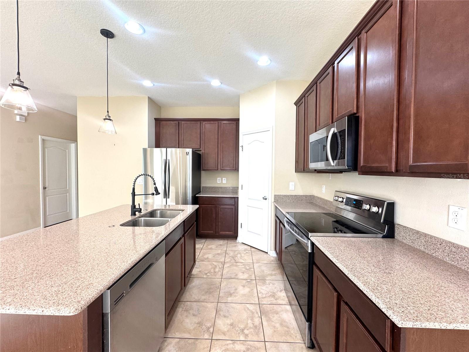 Image 7 of 21 For 215 Lakeshore Drive