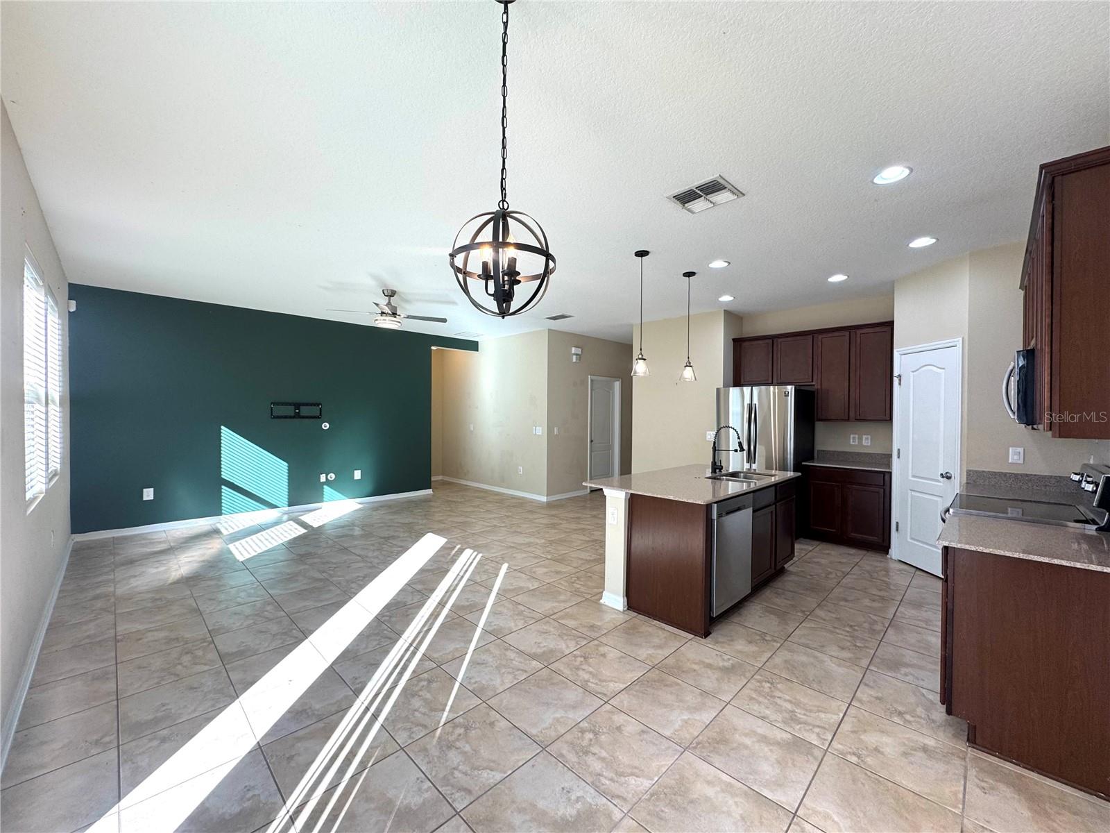 Image 8 of 21 For 215 Lakeshore Drive