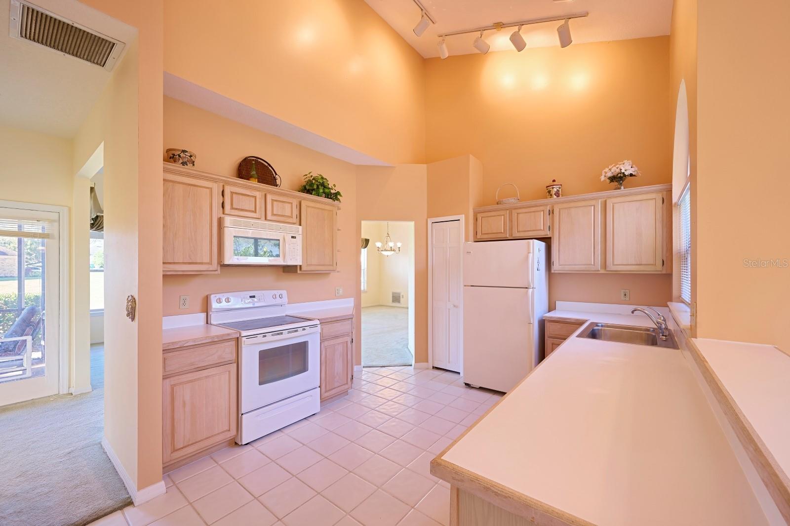 Listing photo id 9 for 475 Arrowmount Place