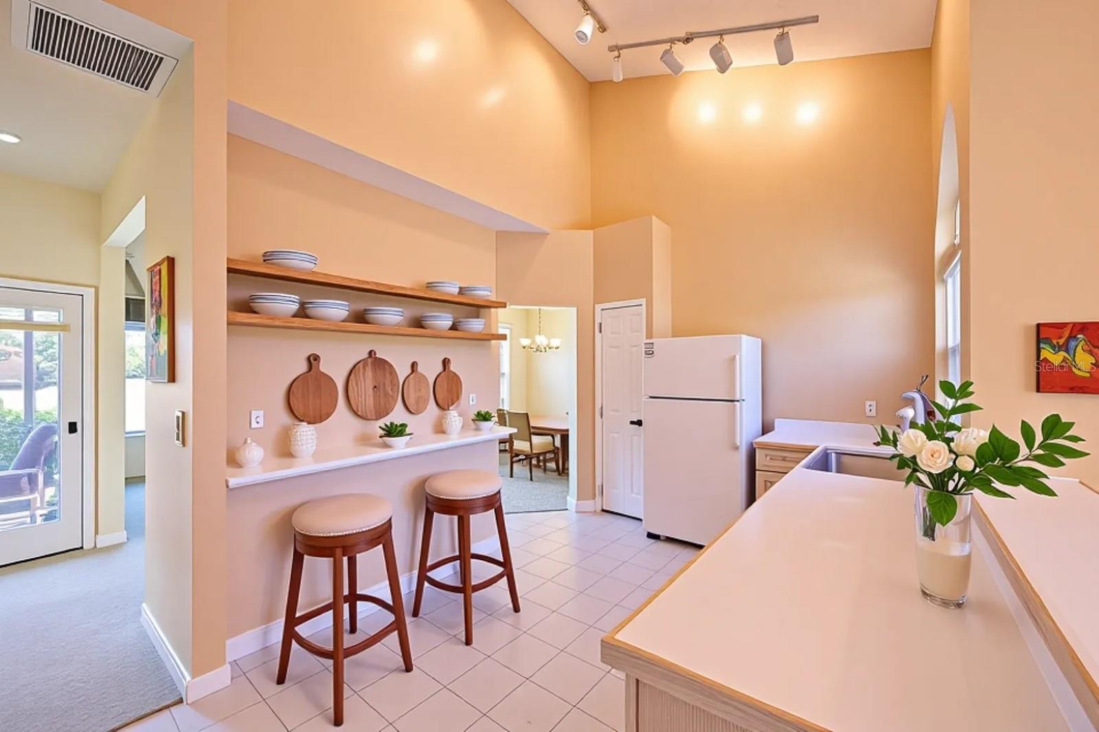 Listing photo id 10 for 475 Arrowmount Place