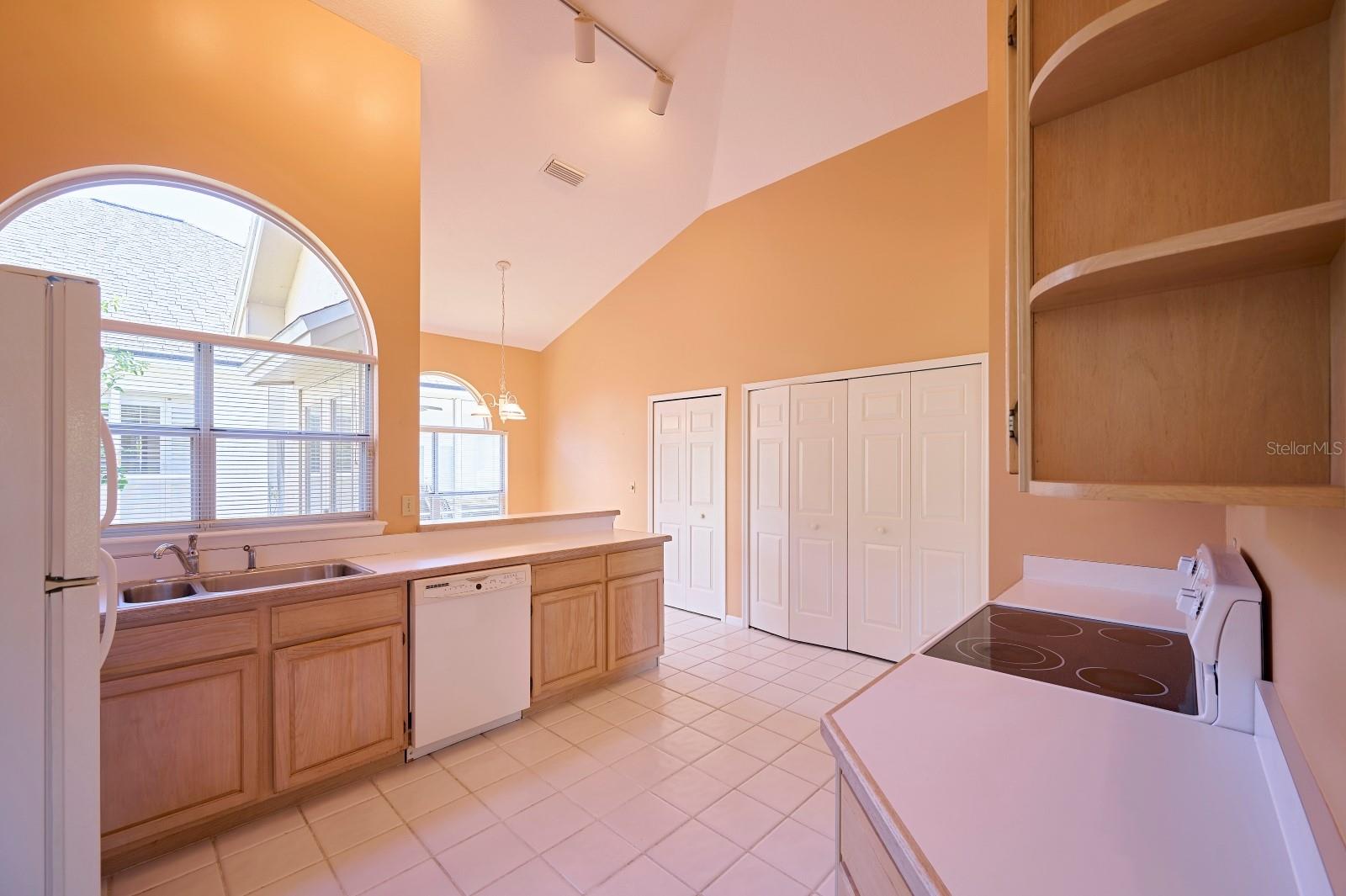 Listing photo id 11 for 475 Arrowmount Place