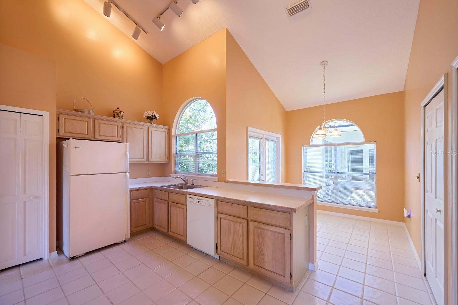 Listing photo id 12 for 475 Arrowmount Place