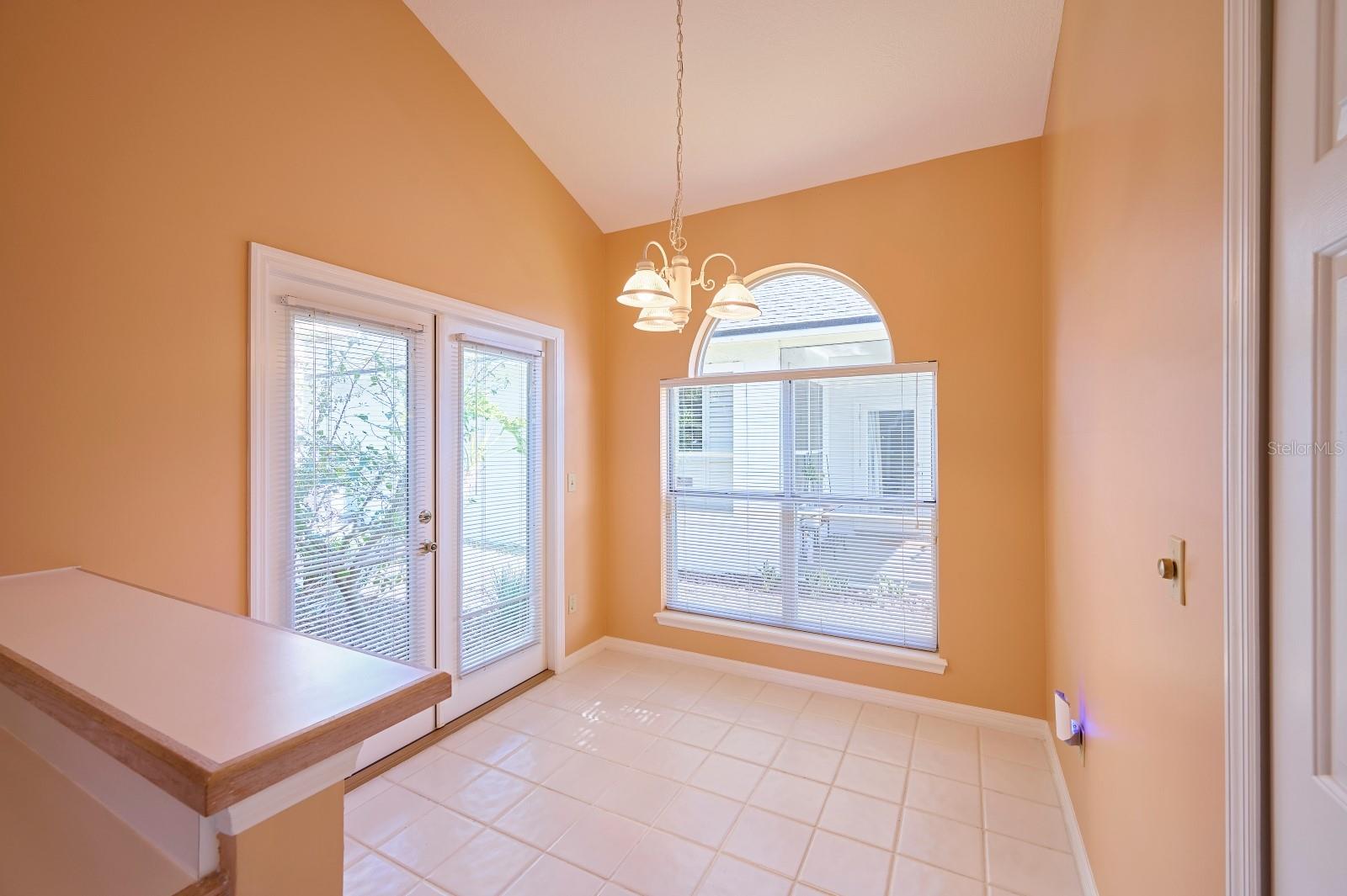 Listing photo id 13 for 475 Arrowmount Place