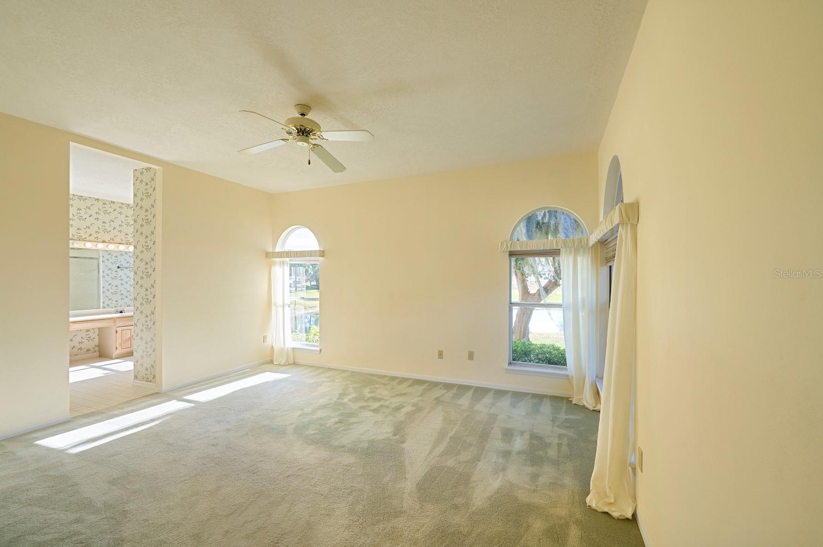 Listing photo id 14 for 475 Arrowmount Place